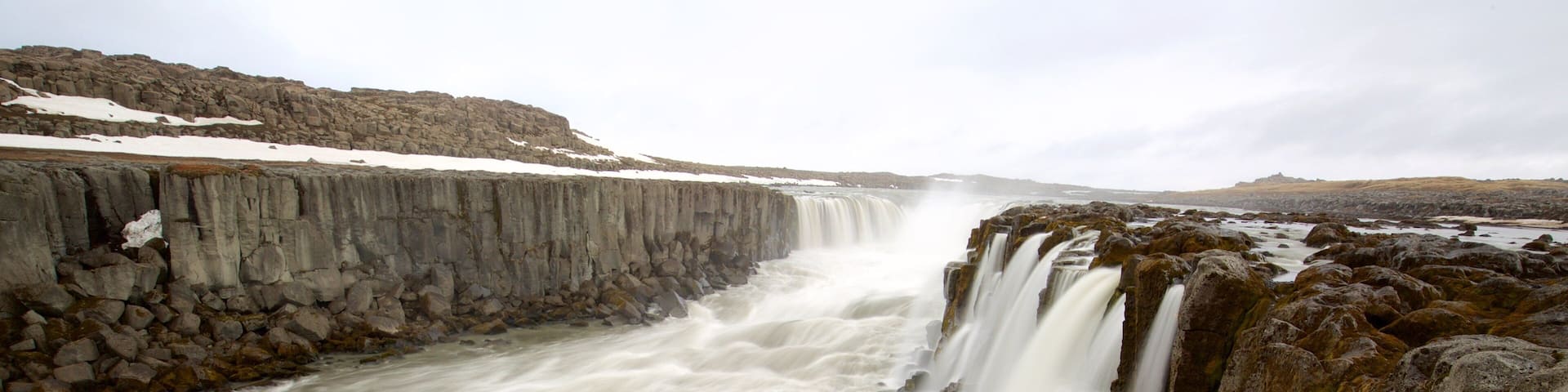 Skinnastadur which includes a gorge or canyon, a waterfall and a river or creek