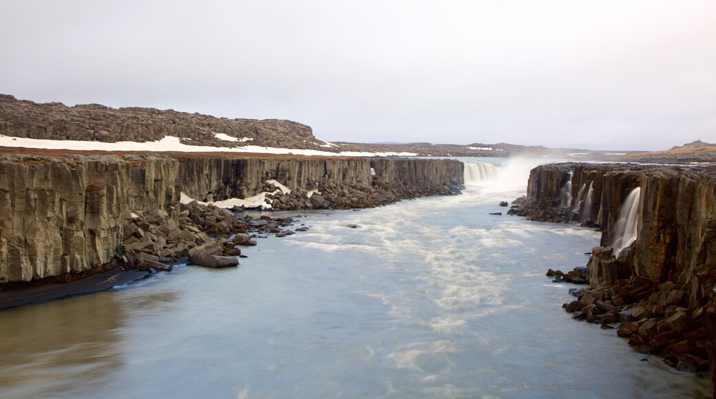 Skinnastadur which includes a gorge or canyon, a waterfall and a river or creek