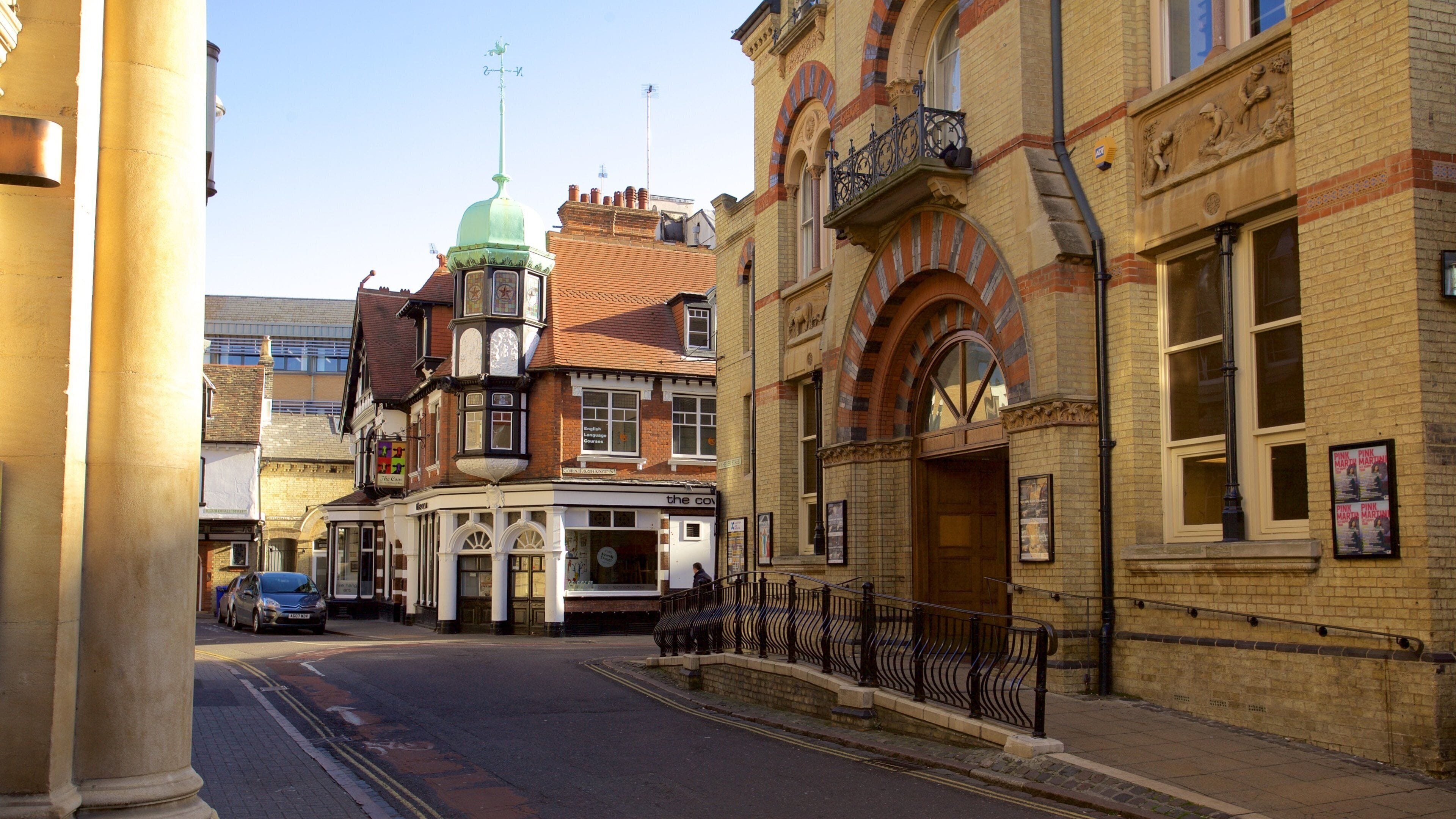 Cambridge Corn Exchange mostrando cenas de rua e elementos de patrimônio