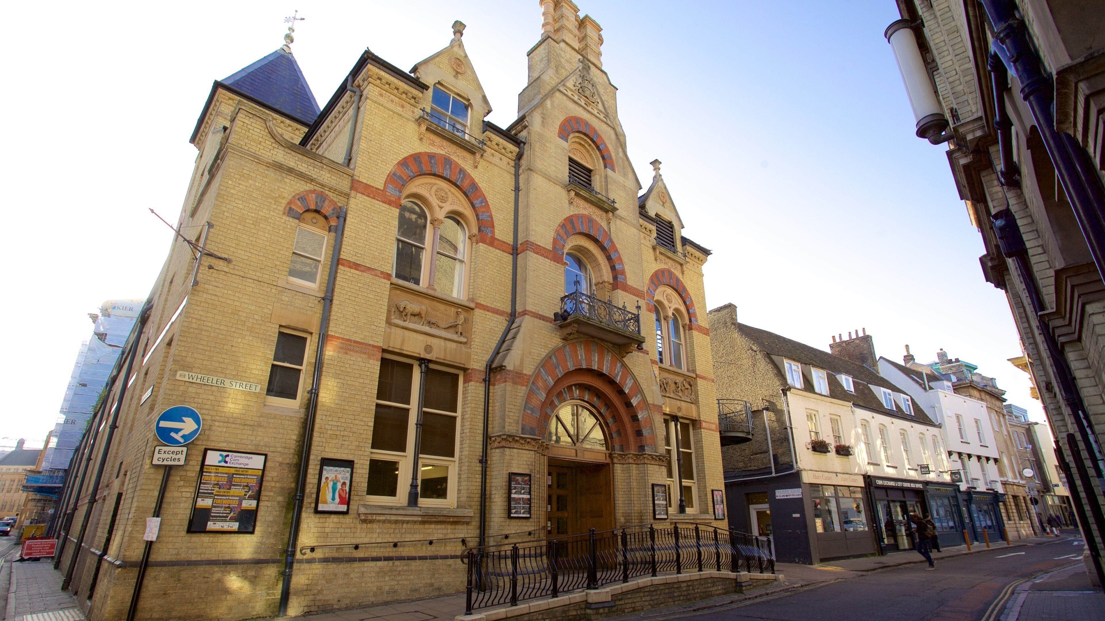 Cambridge Corn Exchange ofreciendo elementos del patrimonio y escenas urbanas
