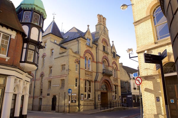 Cambridge Corn Exchange showing heritage elements and street scenes