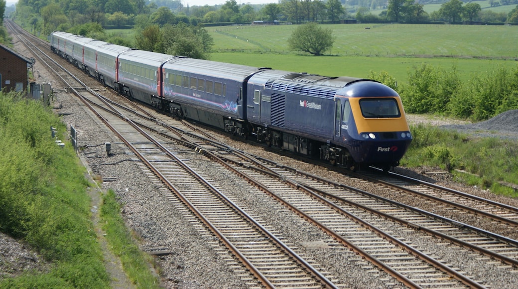 BR Class 43/0 (MTU) HST 2,250 hp Bo-Bo 43 003 of FGW in plain purple-blue livery approaching Fairwood Jnct and heading for Westbury station with a Plymouth -Paddington service, 5/08.