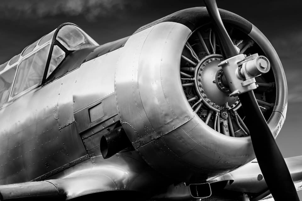 Primer plano del motor y la hélice de un avión.