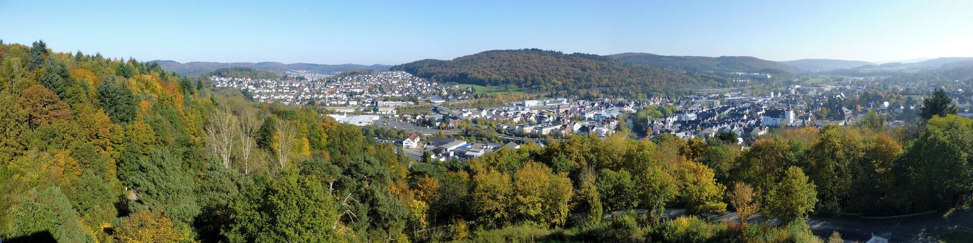 160° Panoramafoto vom Aussichtsturm Dillblick von Nord über Ost nach Süd; mittig links Alsbach mit Galgenberg, dahinter Seelbach; mittig rechts die Altstadt von Herborn