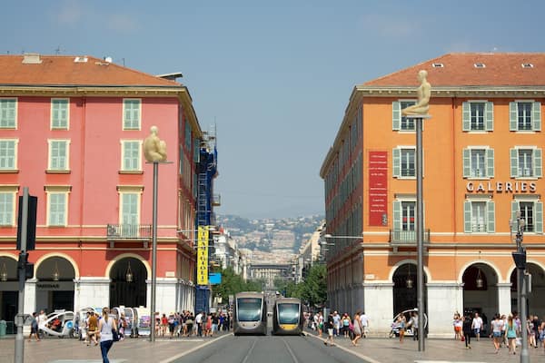 Place Masséna mettant en vedette scÚnes de rue, patrimoine architectural et ville