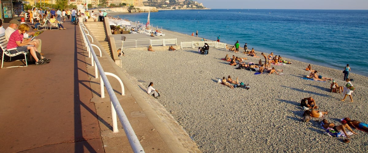 Promenade des Anglais bevat een kiezelstrand en algemene kustgezichten
