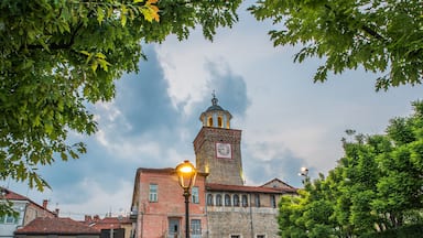 Busca all'imbrunire, un piccolo comune della Provincia di Cuneo, nel Sud del Piemonte