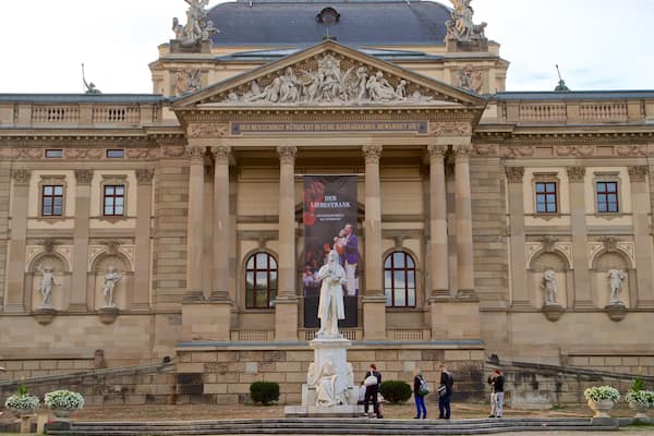 Hessisches Staatstheater welches beinhaltet historische Architektur, Statue oder Skulptur und Straßenszenen