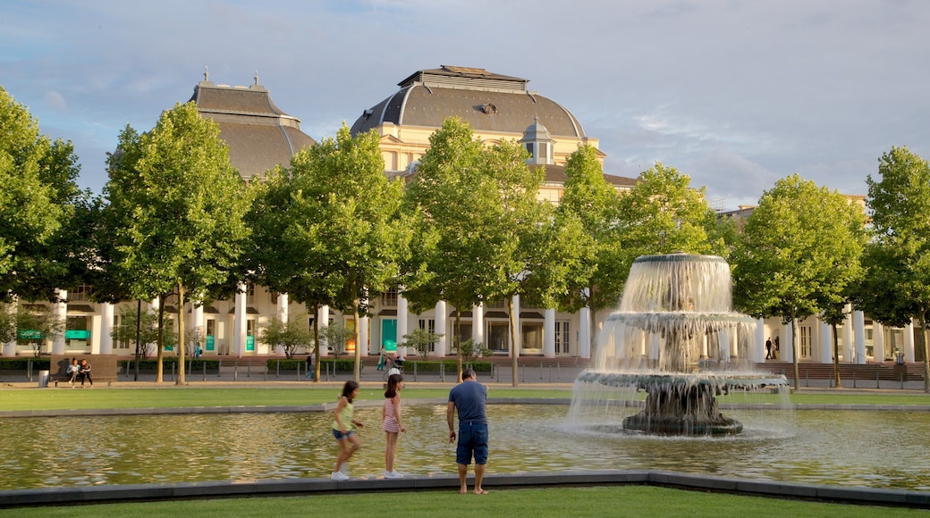 Hessian State Theatre caratteristiche di fontana e parco cosi come famiglia