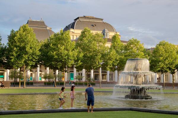 ヘッセン州立劇場 フィーチャー 噴水 と 庭園 及び 家族