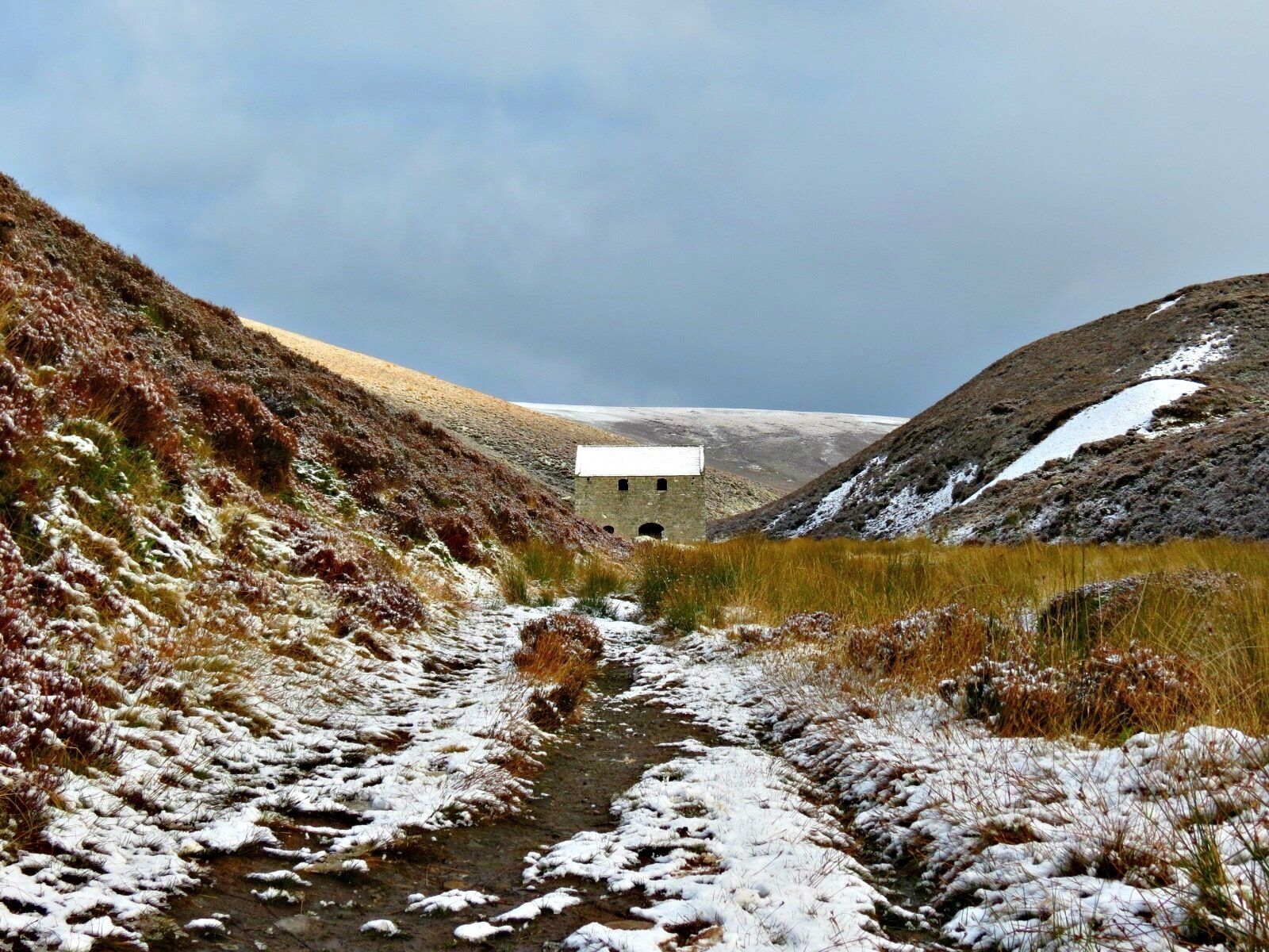 📍Lecht Mine, Tomintoul

A former iron and manganese mining site,  located a couple of miles North of the Lecht Ski Centre. The mine was used as far back as 1730, but as of today only the shell has survived, although there are illustrations of how the mine once looked.