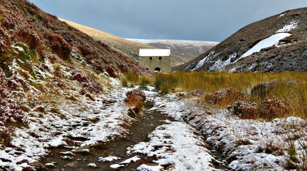 📍Lecht Mine, Tomintoul
A former iron and manganese mining site, located a couple of miles North of the Lecht Ski Centre. The mine was used as far back as 1730, but as of today only the shell has survived, although there are illustrations of how the mine once looked.