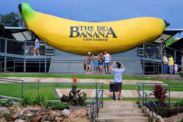 Big Banana Coffs Harbour showing outdoor art as well as a family