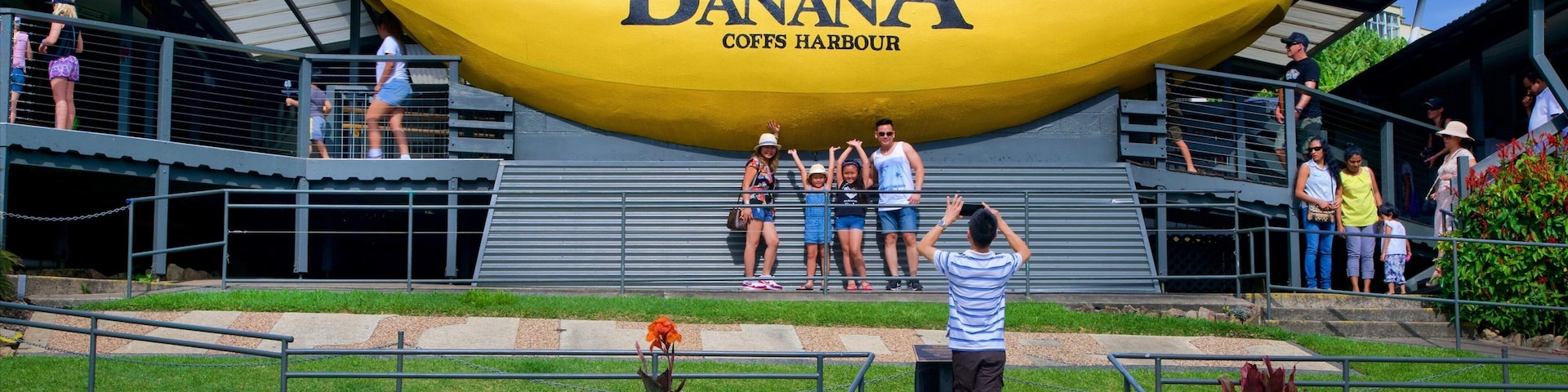 Big Banana Coffs Harbour ofreciendo arte al aire libre y también una familia