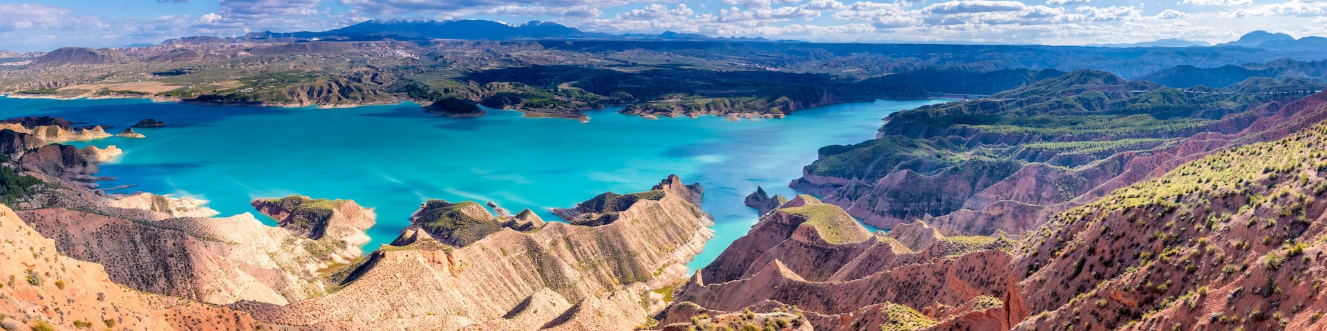 Panorámica del embalse del Negratín, rodeado del desierto en un día solado.