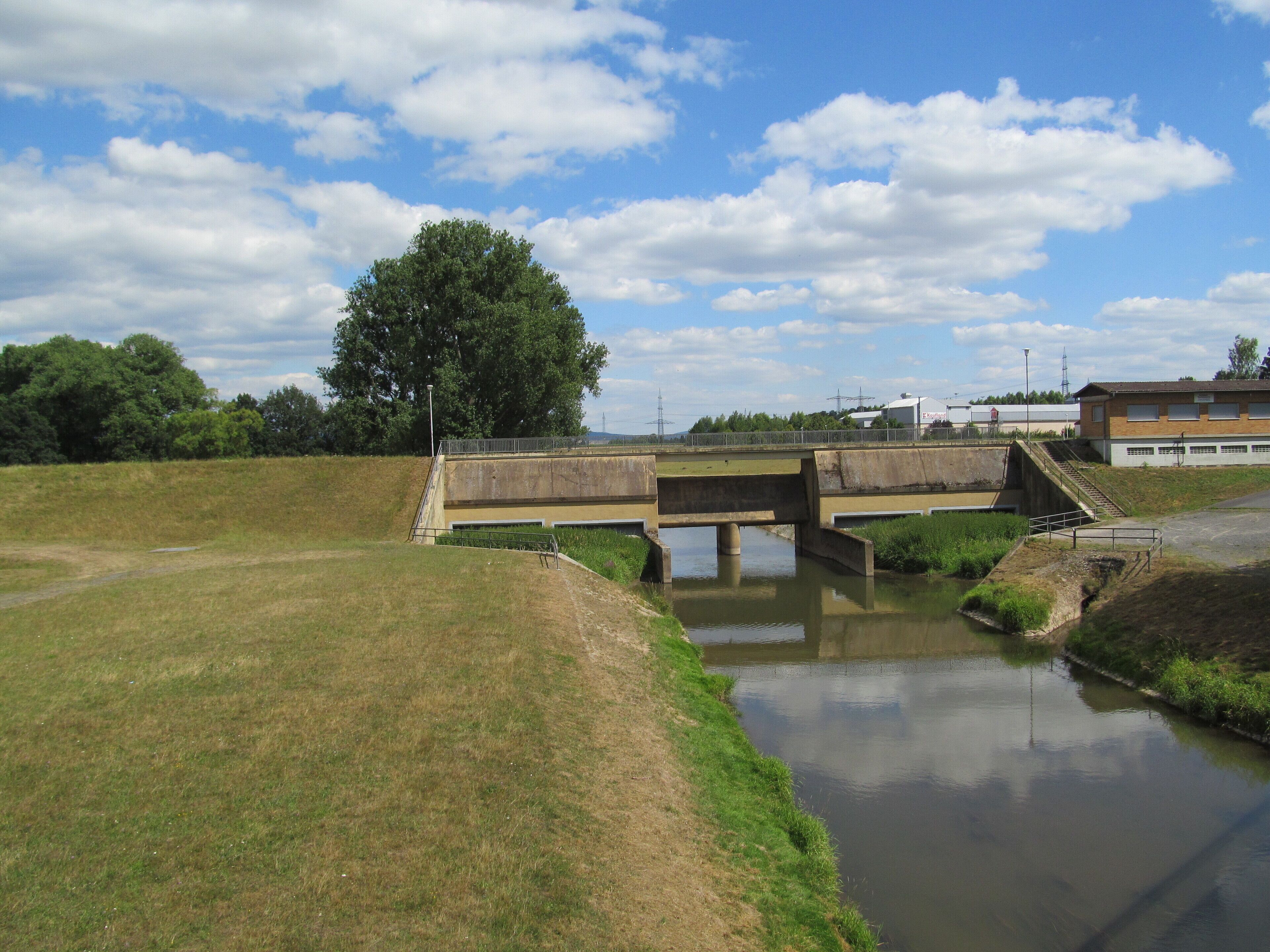 Blick von der Osttangente auf das Sperrwerk der Schwalm