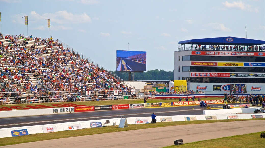 Lucas Oil Raceway y también un gran grupo de personas