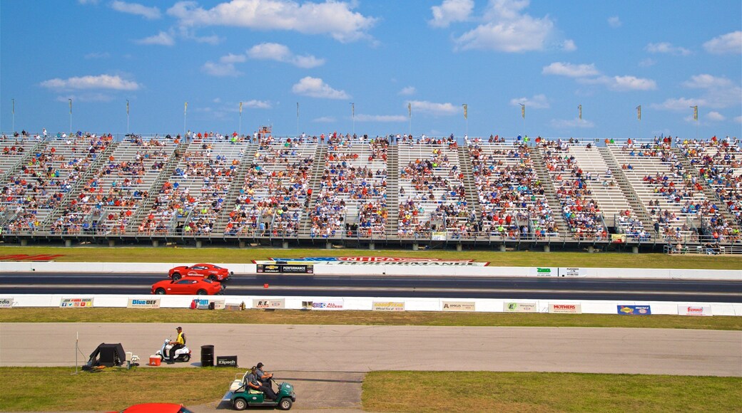 Lucas Oil Raceway y también un gran grupo de personas