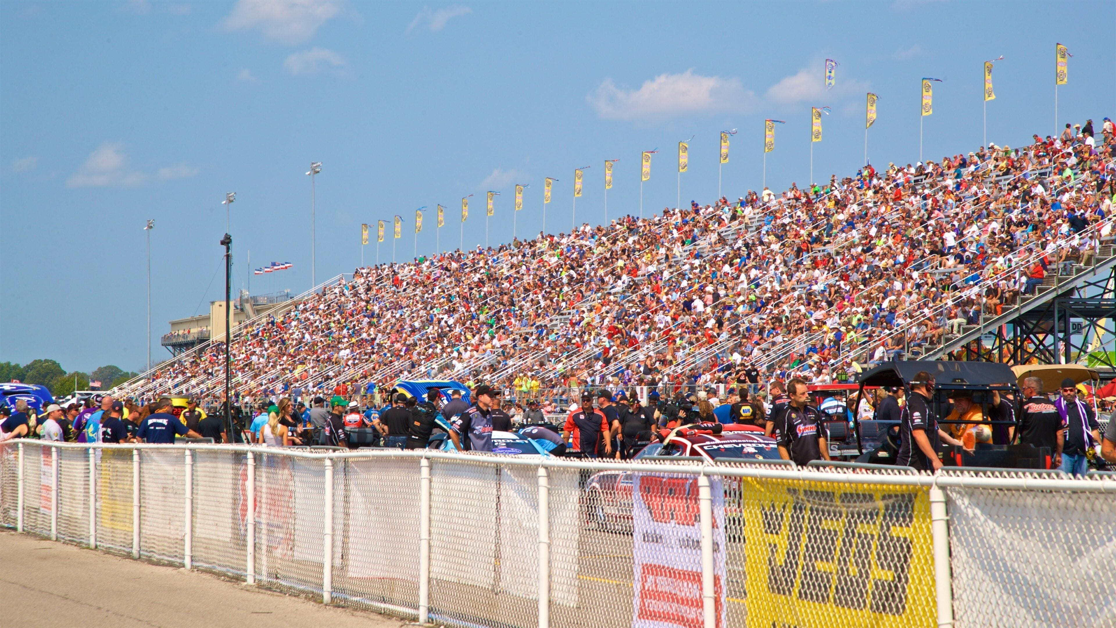 Lucas Oil Raceway y también un gran grupo de personas