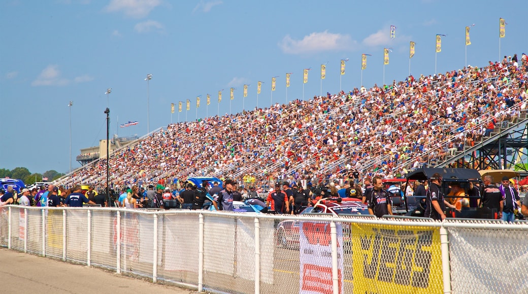 Lucas Oil Raceway såvel som en stor gruppe mennesker