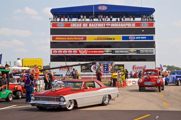 Evento de carros antigos no Lucas Oil Raceway em Indianápolis, com carros clássicos em exposição.