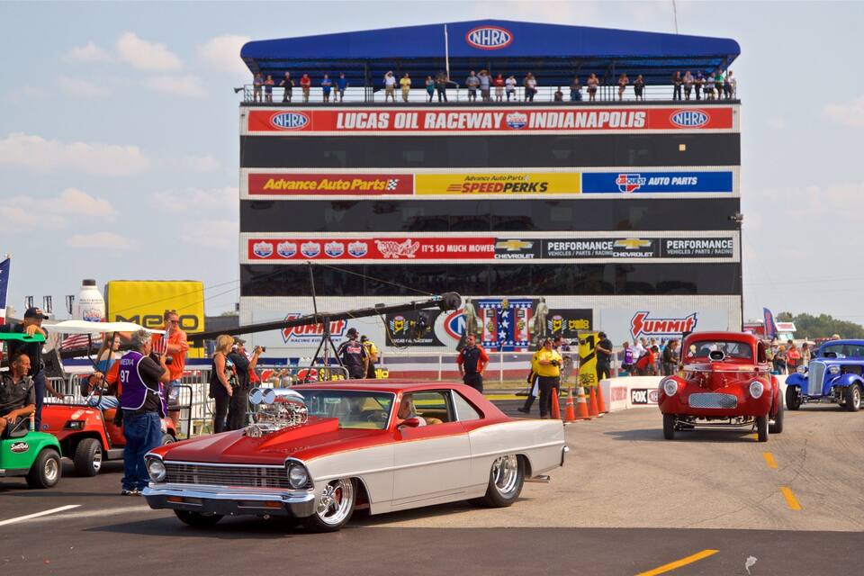 Evento de carros antigos no Lucas Oil Raceway em Indianápolis, com carros clássicos em exposição.