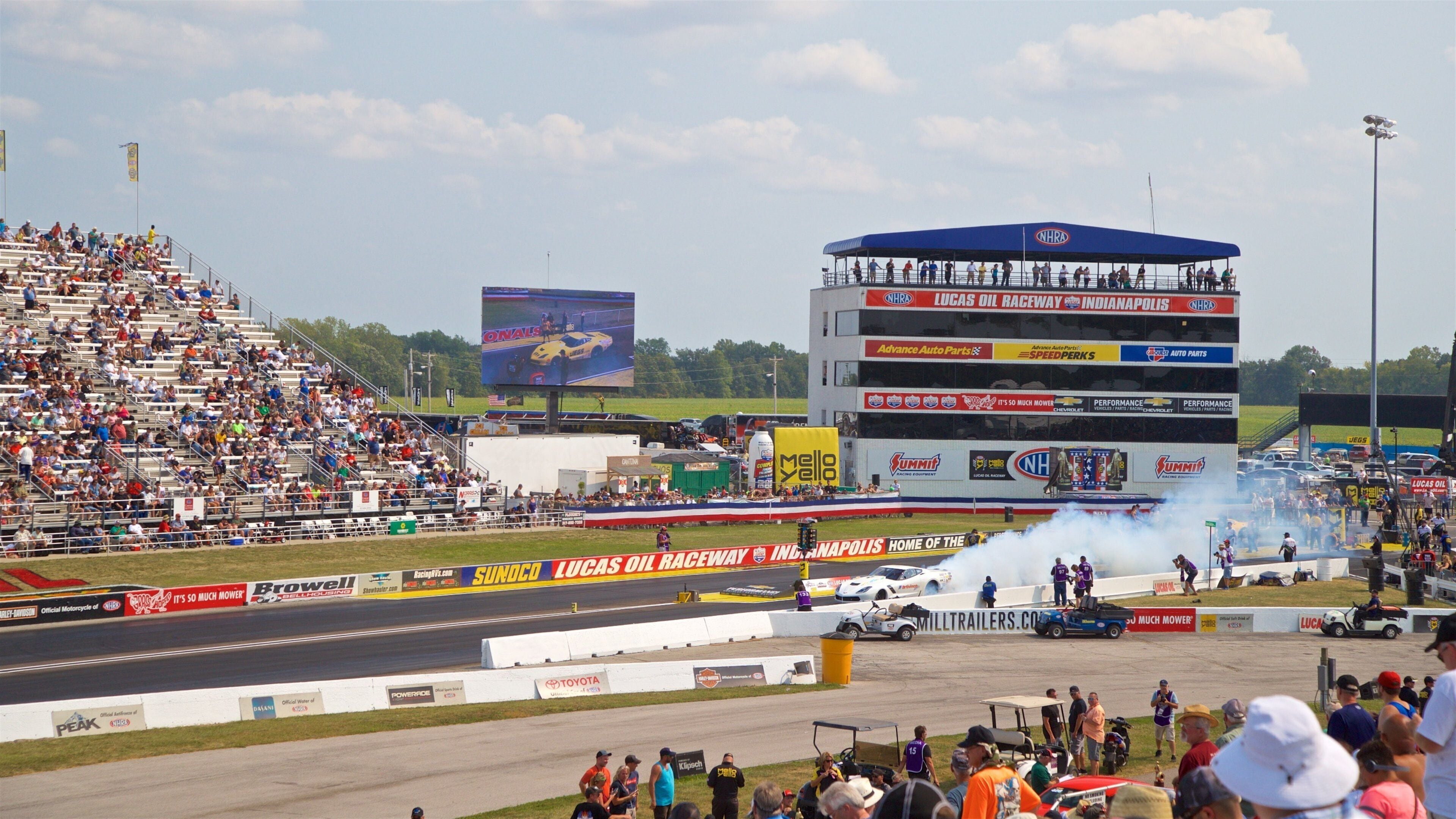 Lucas Oil Raceway y también un gran grupo de personas