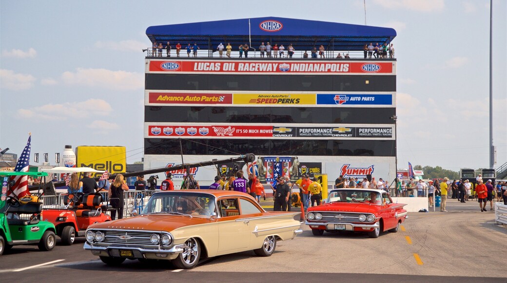 Lucas Oil Raceway y también un pequeño grupo de personas