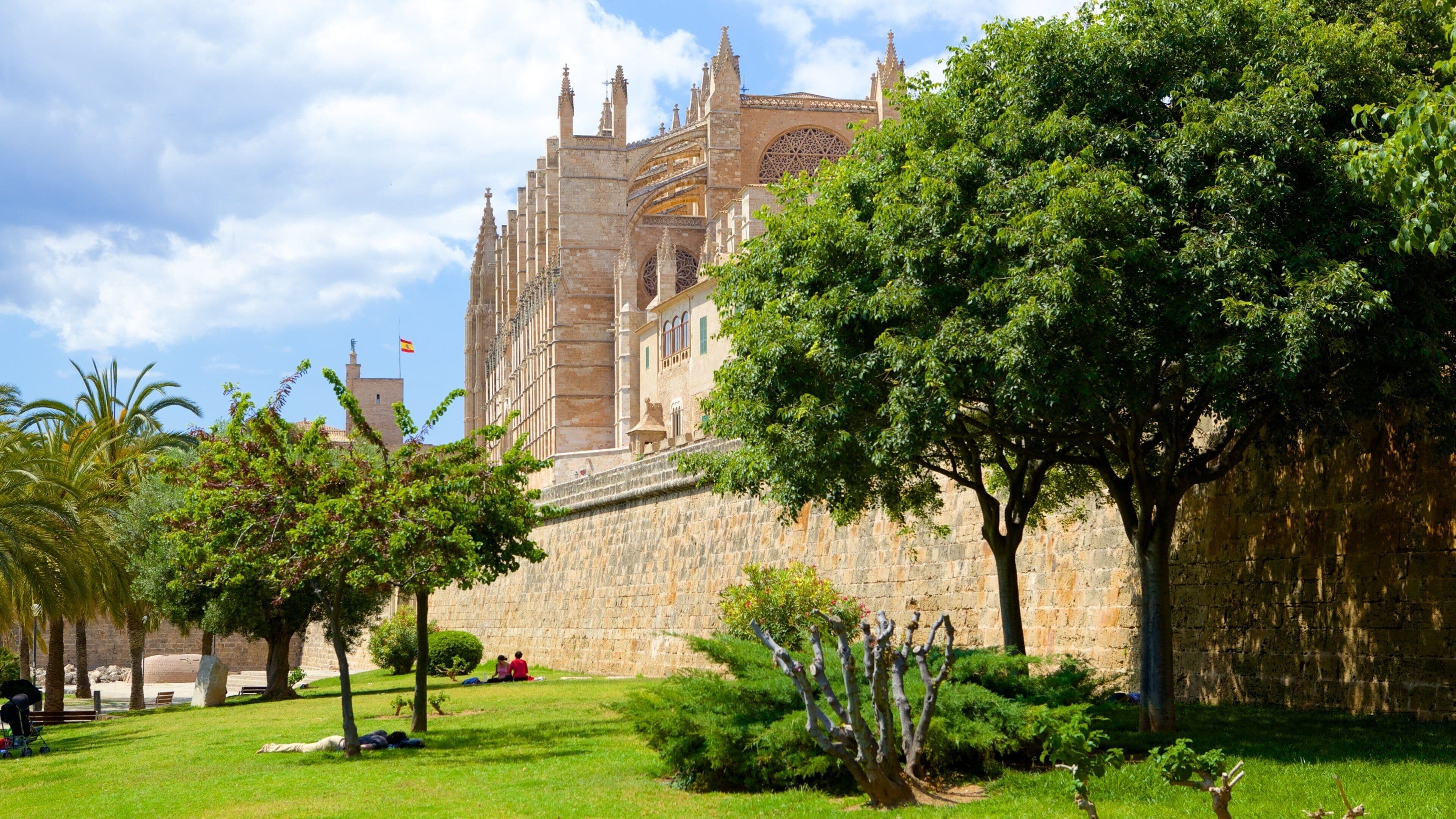 Parque del Mar que incluye un parque y arquitectura patrimonial