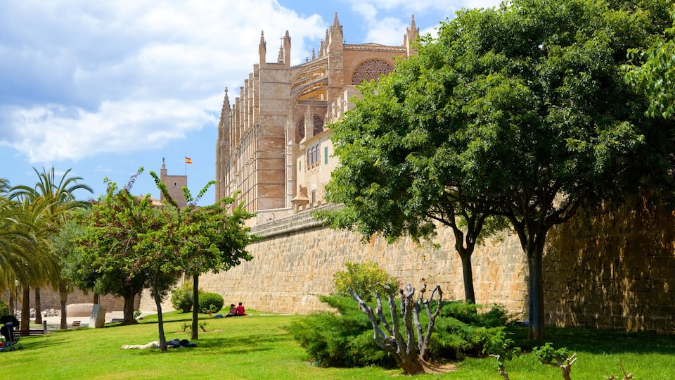 Parc de La Mar showing a garden and heritage architecture