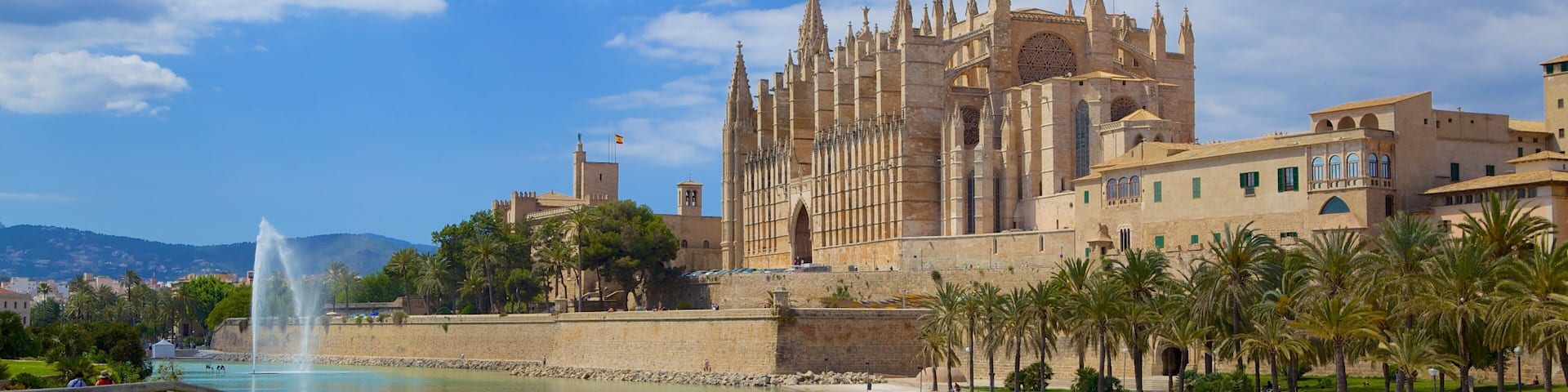 Parc de La Mar das einen Kirche oder Kathedrale, historische Architektur und Fluss oder Bach