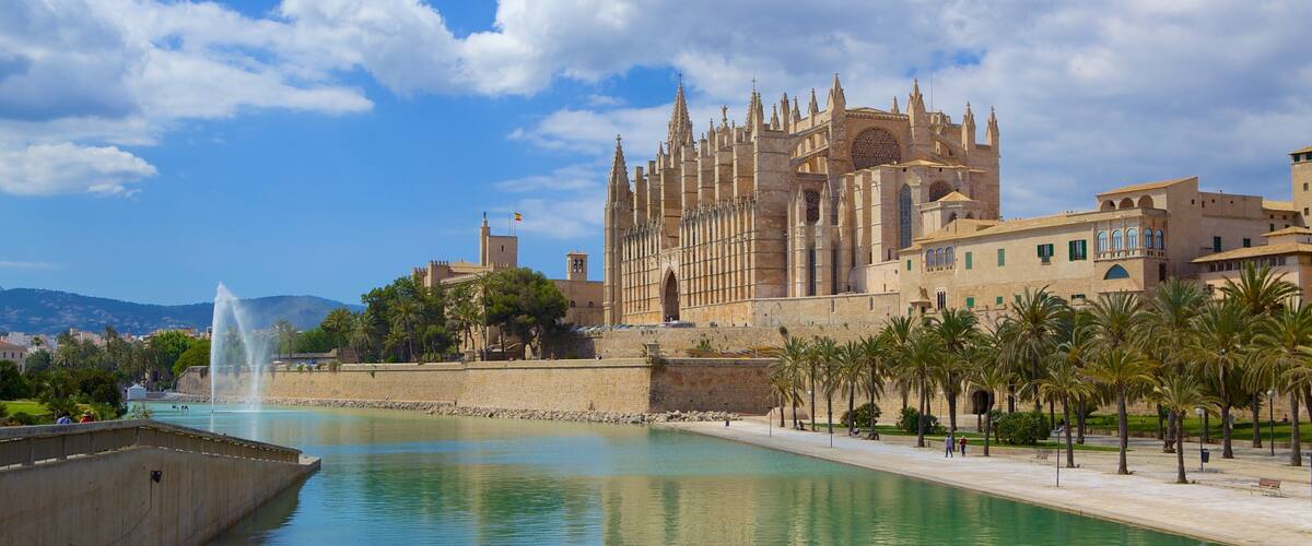 Parc de La Mar which includes a fountain, religious elements and a church or cathedral