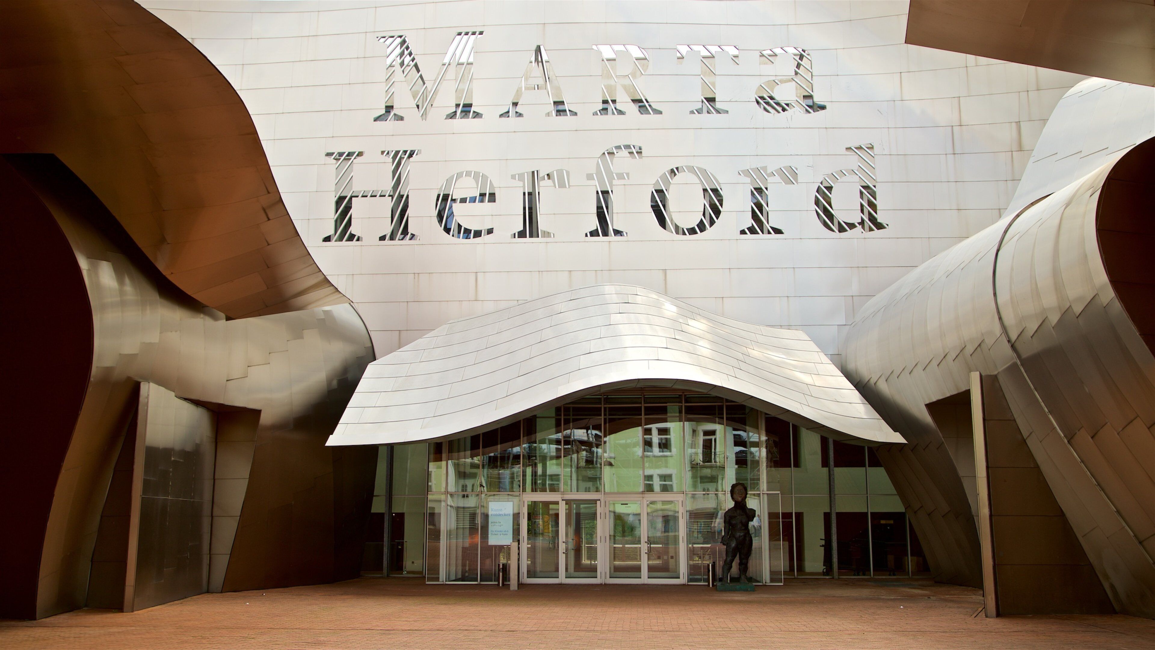 Museo Marta Herford que incluye señalización y arquitectura moderna