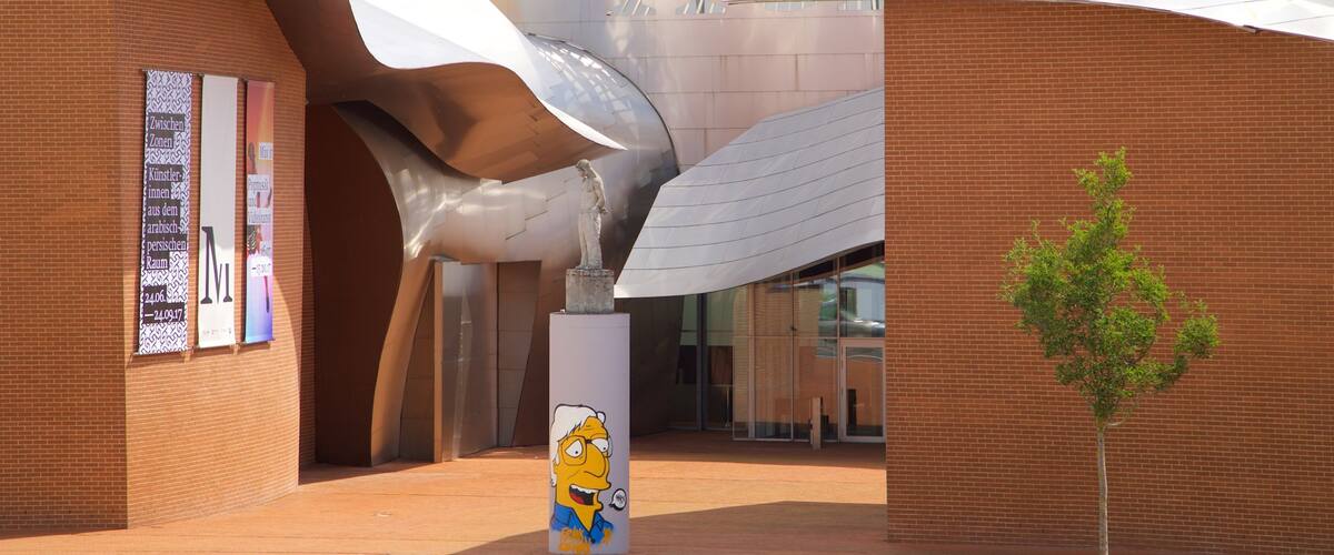 Marta Herford Museum johon kuuluu moderni arkkitehtuuri ja ulkotaide