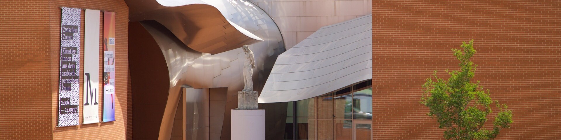 Marta Herford Museum showing outdoor art and modern architecture