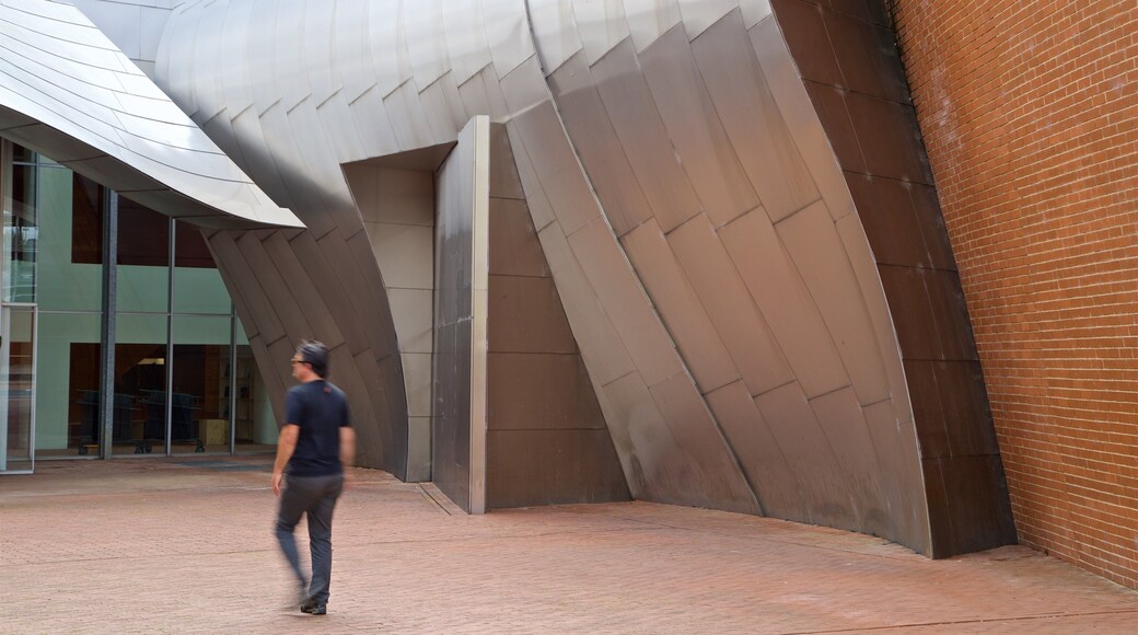 Marta Herford Museum som viser moderne arkitektur og gatescener i tillegg til en mann
