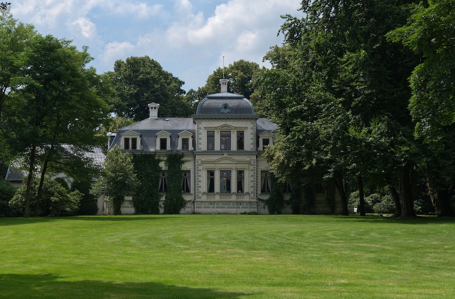 Palais in Rastede bei sonnigem Wetter