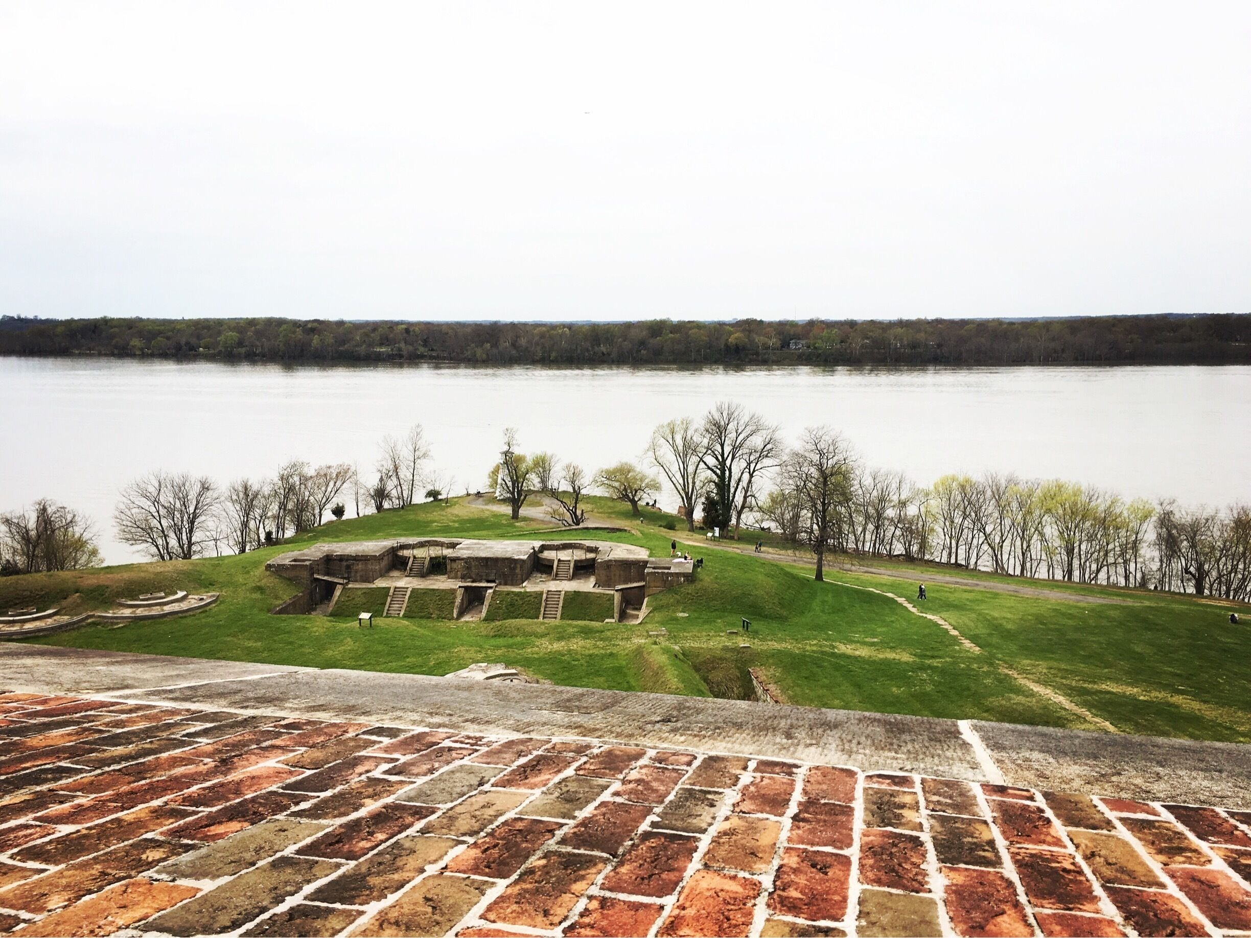 The look out point from fort Washington and below are where the guns would have been and the dug out are where the mines used to be
#green