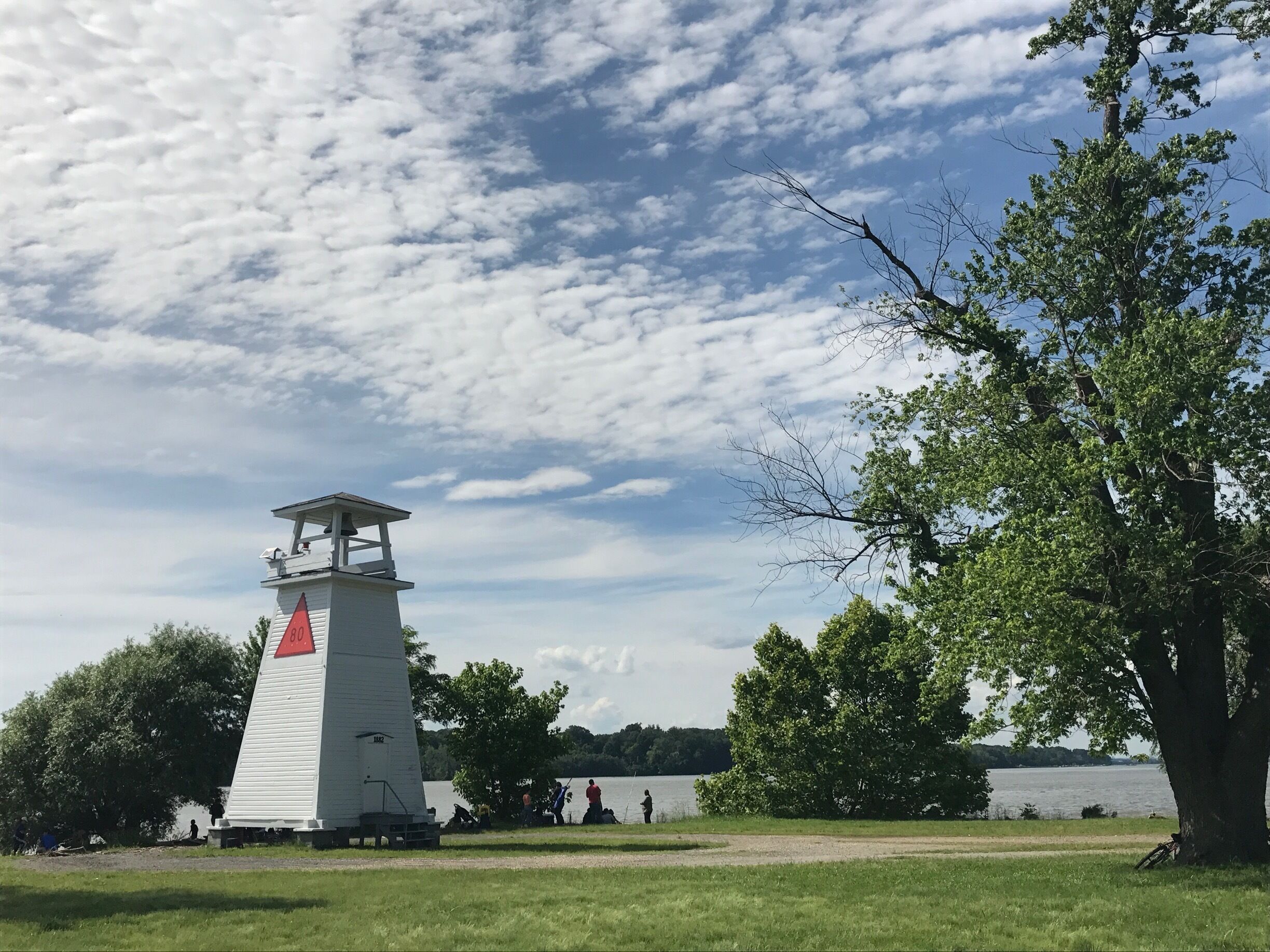 Very nice views of the Potomac River. There are also spots for some great fishing and picnics. Just behind the way going to the lighthouse you can see the fort. 