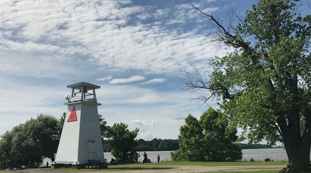 Very nice views of the Potomac River. There are also spots for some great fishing and picnics. Just behind the way going to the lighthouse you can see the fort.