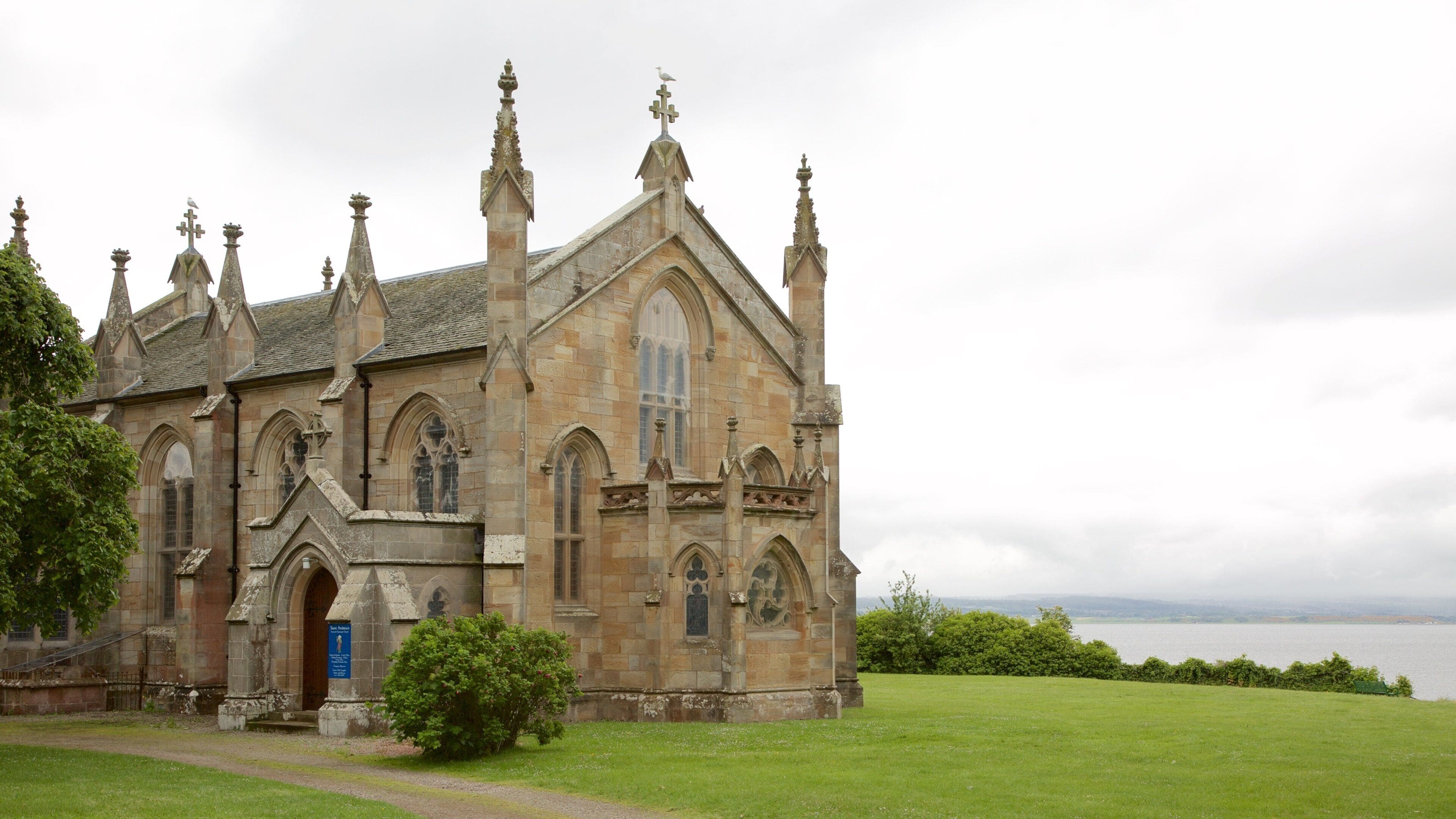 Fortrose which includes heritage architecture, a church or cathedral and heritage elements