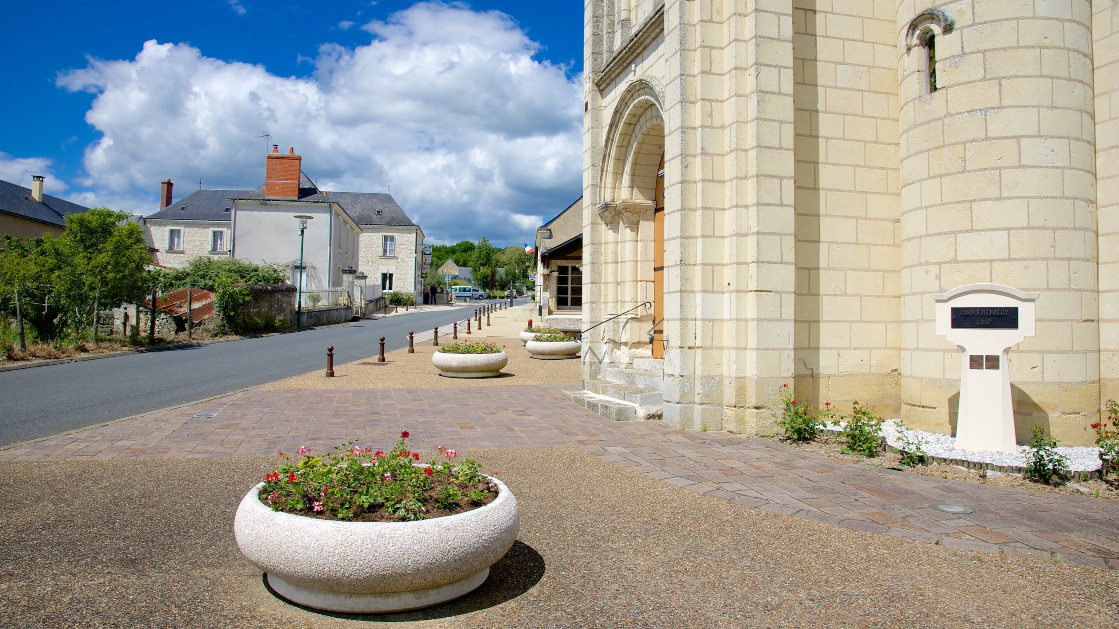 Saint-Benoit-sur-Loire som inkluderer gatescener, kirke eller katedral og liten by eller landsby
