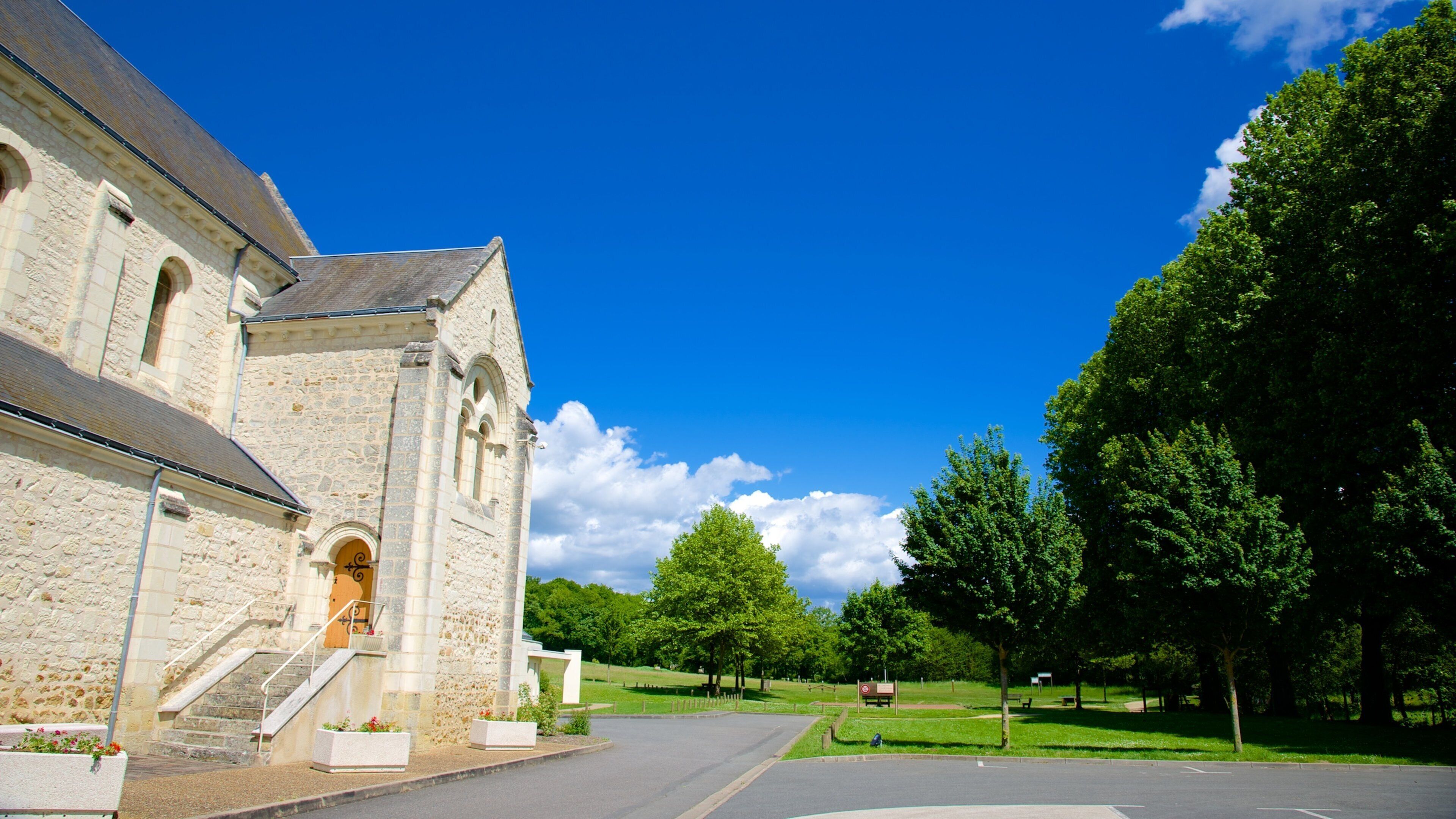 Saint-Benoit-sur-Loire featuring a church or cathedral and a garden