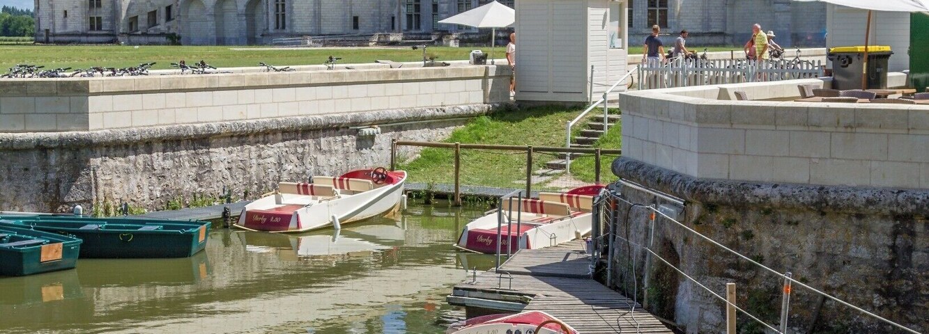 The chateau de Chambord is the largest and most iconic of the French renaissance buildings.
Some of the chateaux in the Loire valley region are not well maintained, but Chambord, built almost 500 yeas ago, stands still.
On a sunny day, a boat ride on the canal is a really nice experience.
