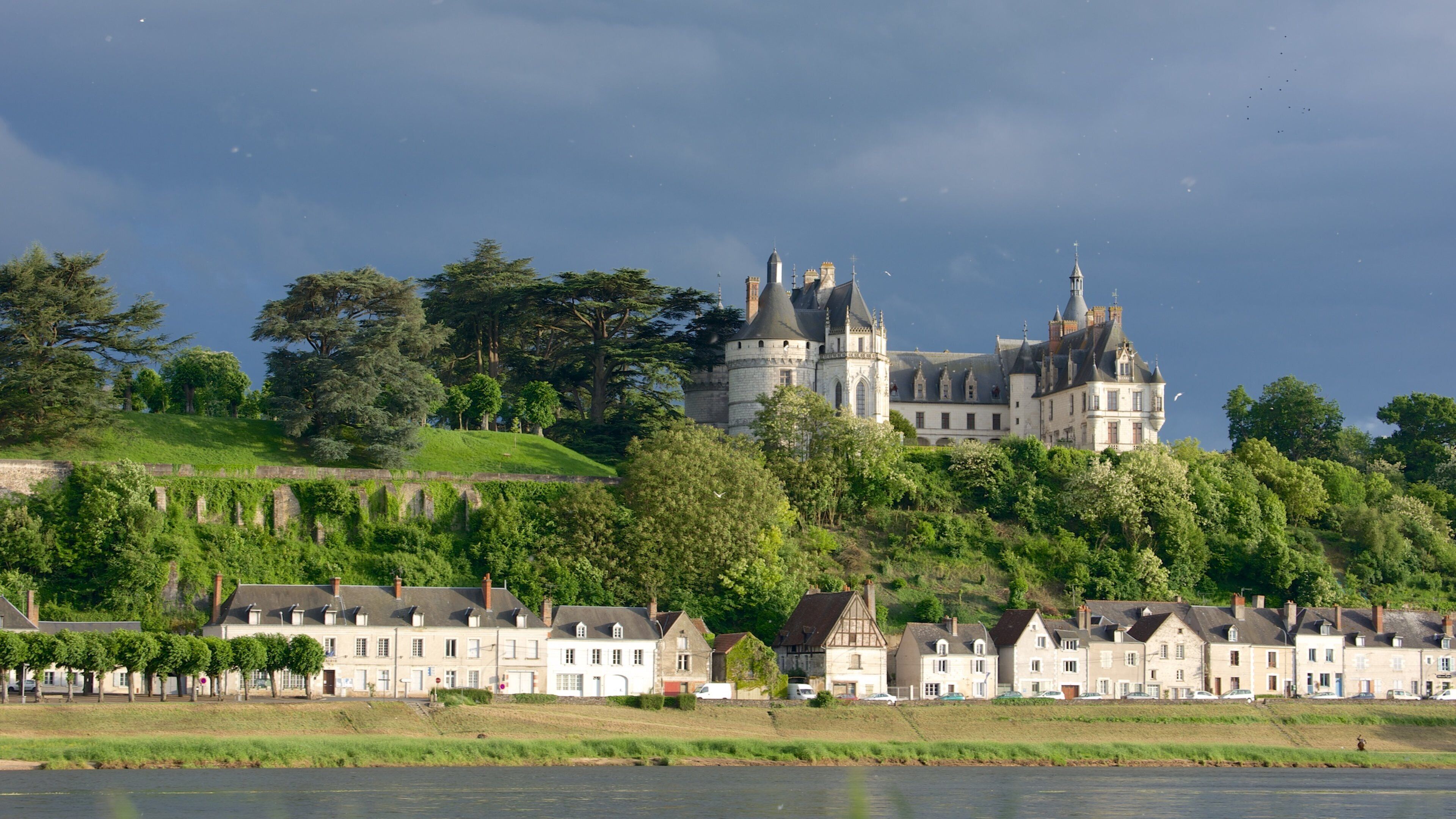 Chaumont-sur-Loire som viser slott, liten by eller landsby og rolig landskap