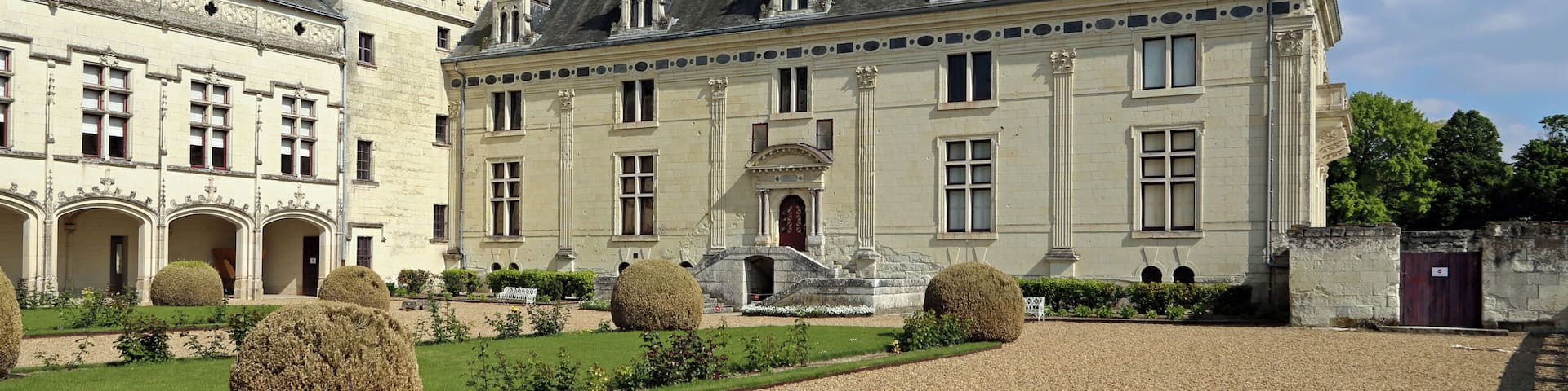 This building is classé au titre des Monuments Historiques. It is indexed in the Base Mérimée, a database of architectural heritage maintained by the French Ministry of Culture, under the reference PA00108988 .