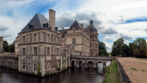 This building is indexed in the Base Mérimée, a database of architectural heritage maintained by the French Ministry of Culture, under the reference PA00109270 .