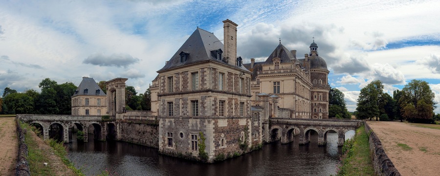 This building is indexed in the Base Mérimée, a database of architectural heritage maintained by the French Ministry of Culture, under the reference PA00109270 .