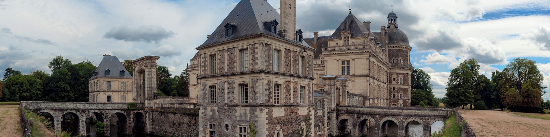 This building is indexed in the Base Mérimée, a database of architectural heritage maintained by the French Ministry of Culture, under the reference PA00109270 .