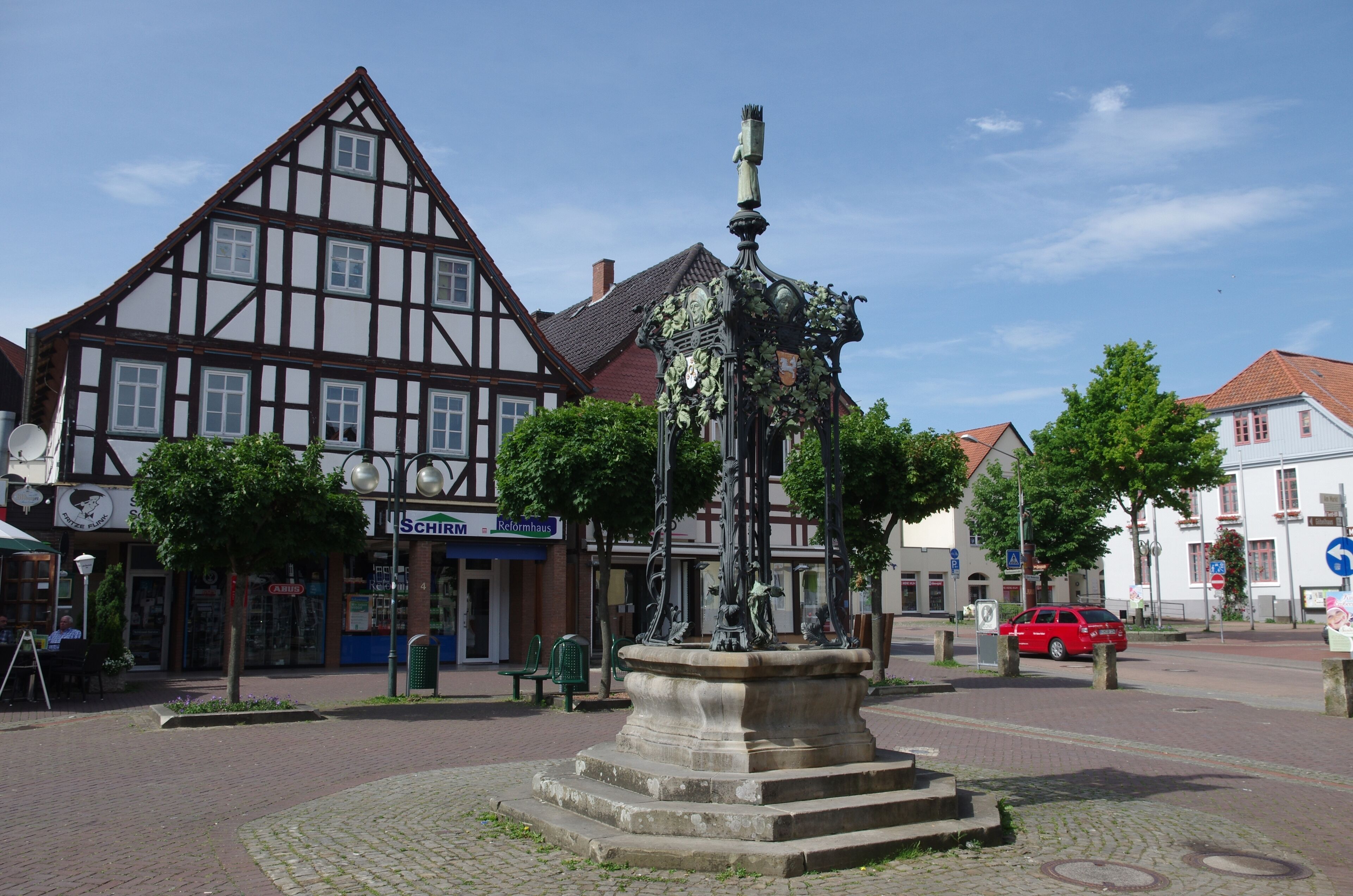Springe in Niedersachsen. Das Haus, die Adresse steht im Namen der Datei, steht unter Denkmalschutz.